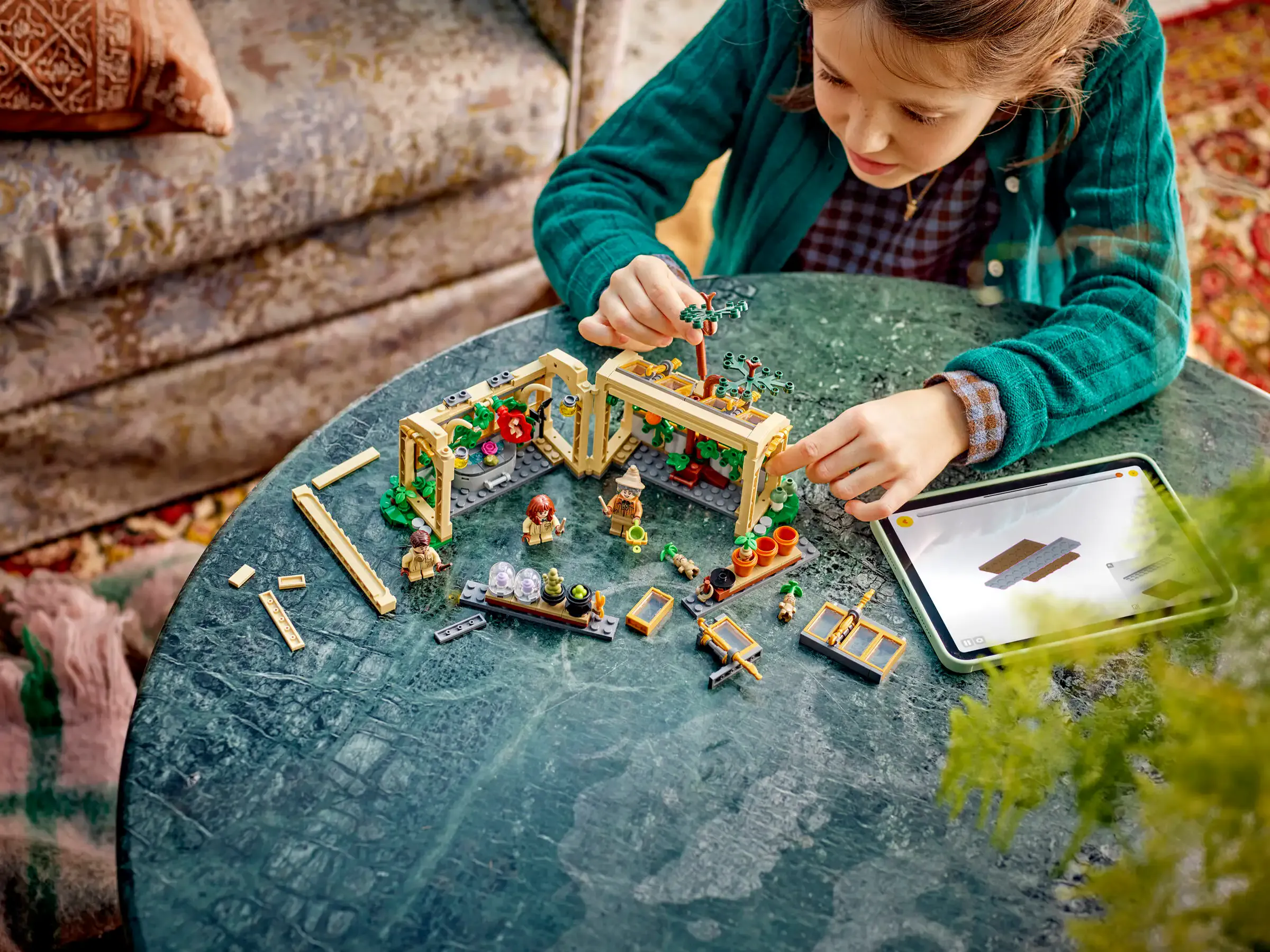LEGO 76445 HARRY POTTER HogwartsCastle: Herbology Class - Image 9