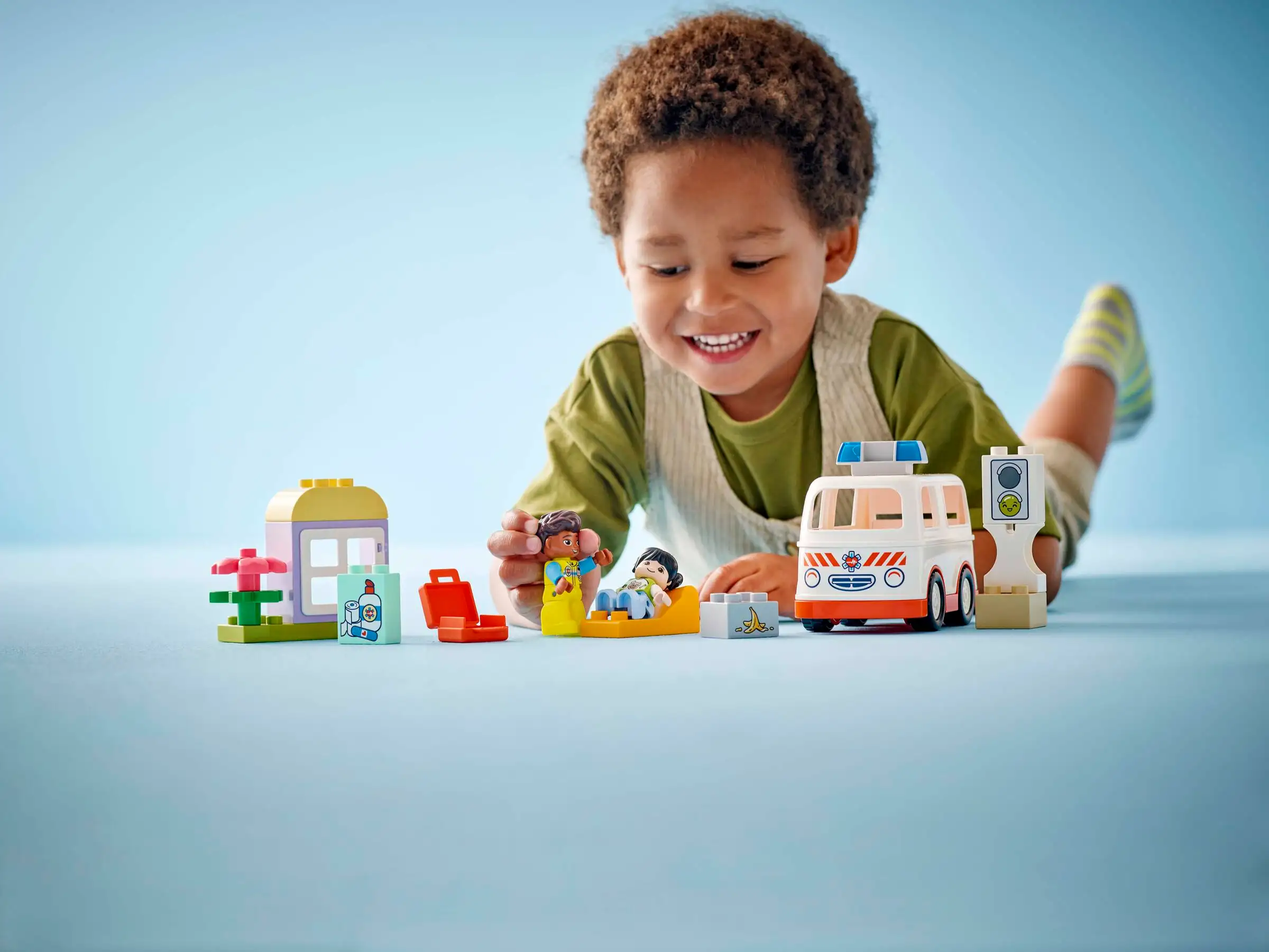 LEGO DUPLO 10447 Ambulance & Driver - Image 10