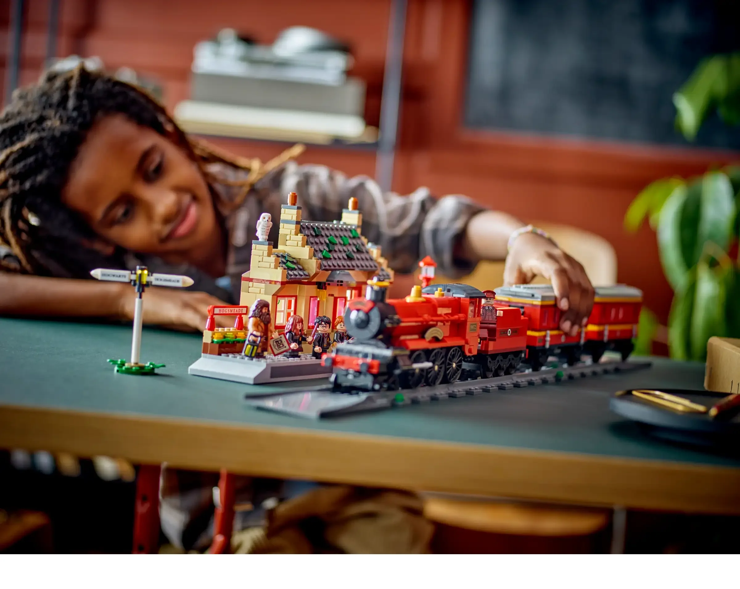 LEGO HARRY POTTER 76423 Hogwarts Express Train Set with Hogsmeade Station - Image 9