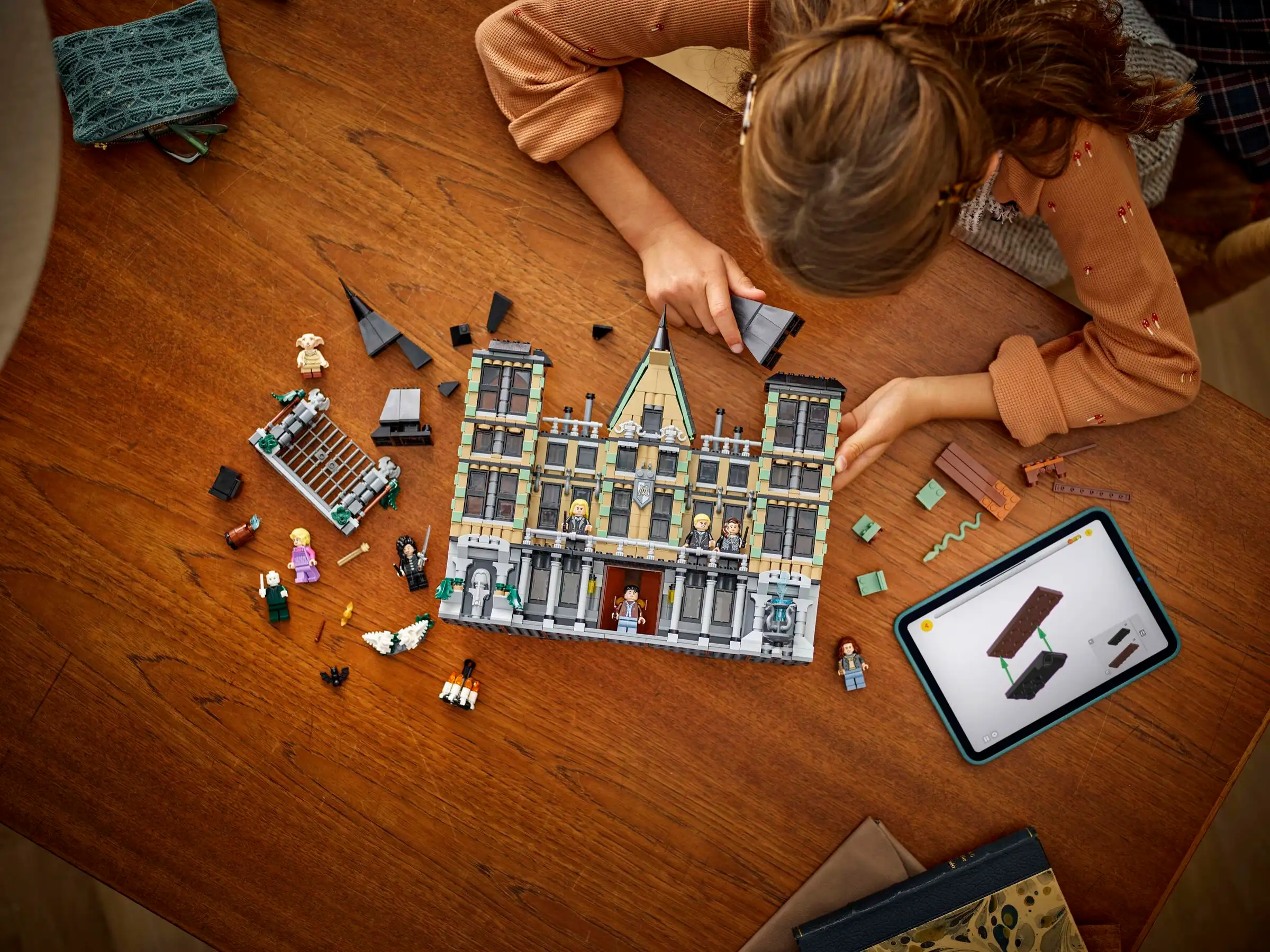 LEGO HARRY POTTER 76453 Malfoy Manor - Image 11