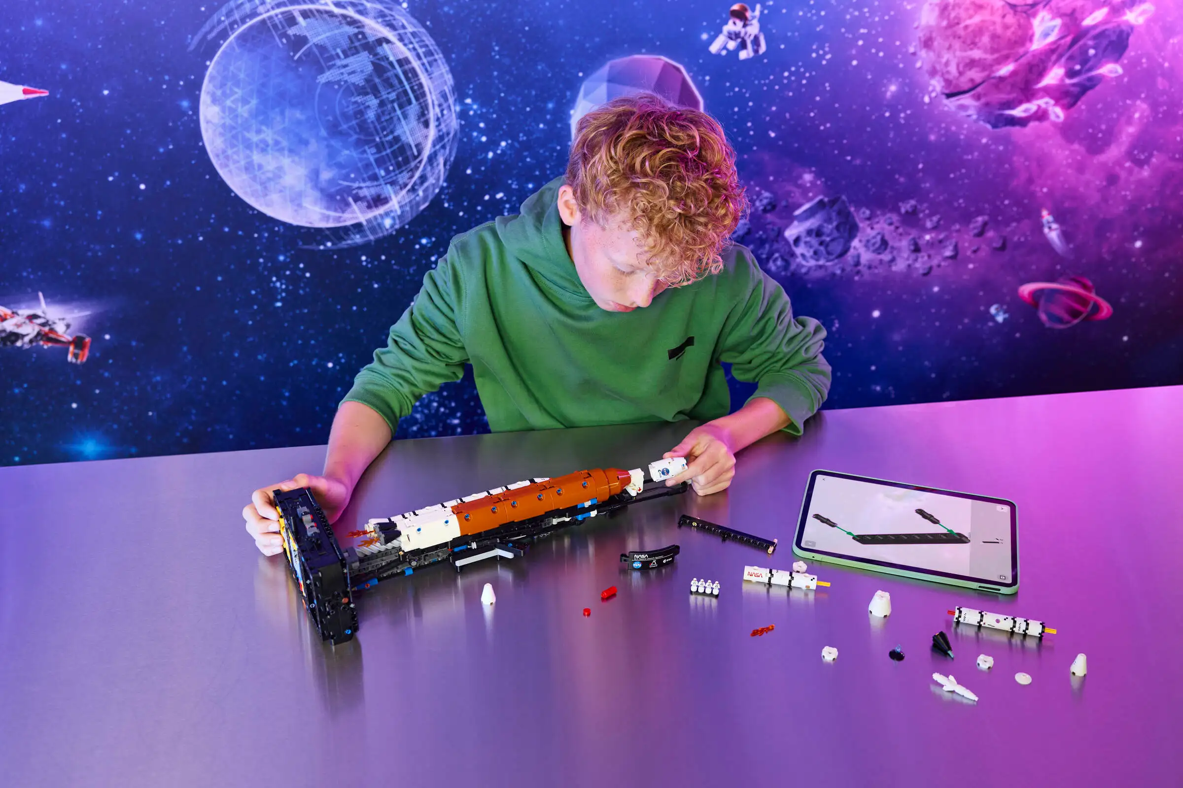 LEGO TECHNIC 42221 NASA Artemis Space Launch System Rocket - Image 11