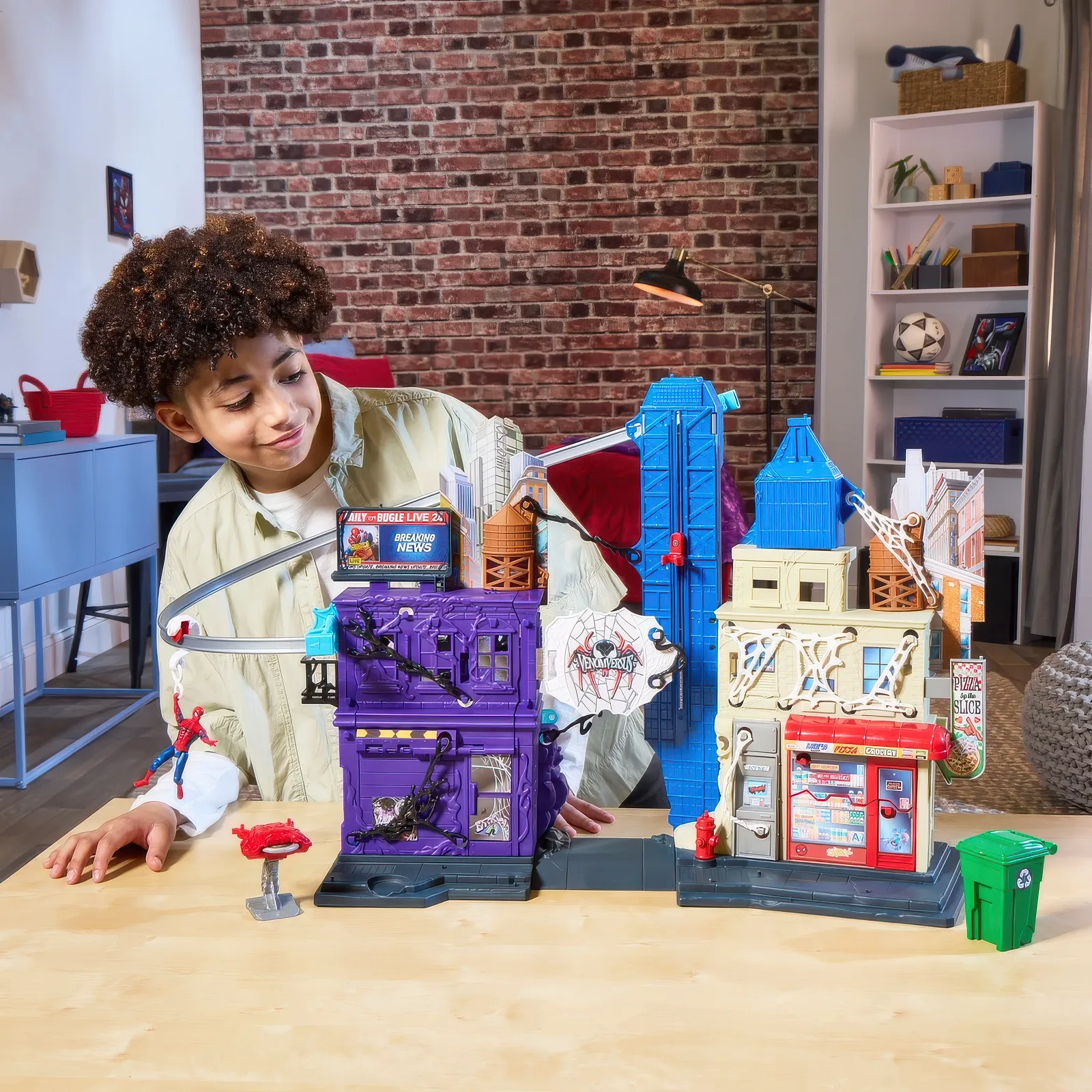 Marvel Spider-Man Venomversus Web Slinging City Playset - Image 6