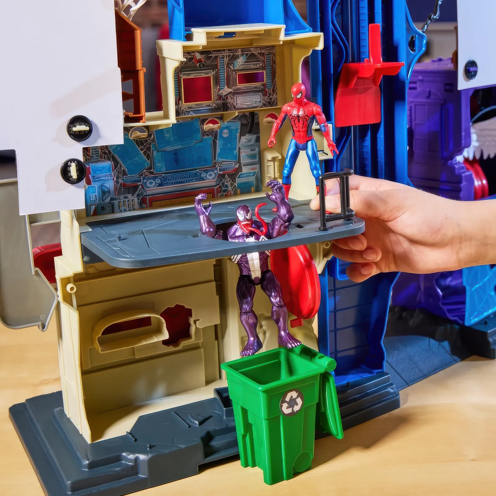 Marvel Spider-Man Venomversus Web Slinging City Playset - Image 7