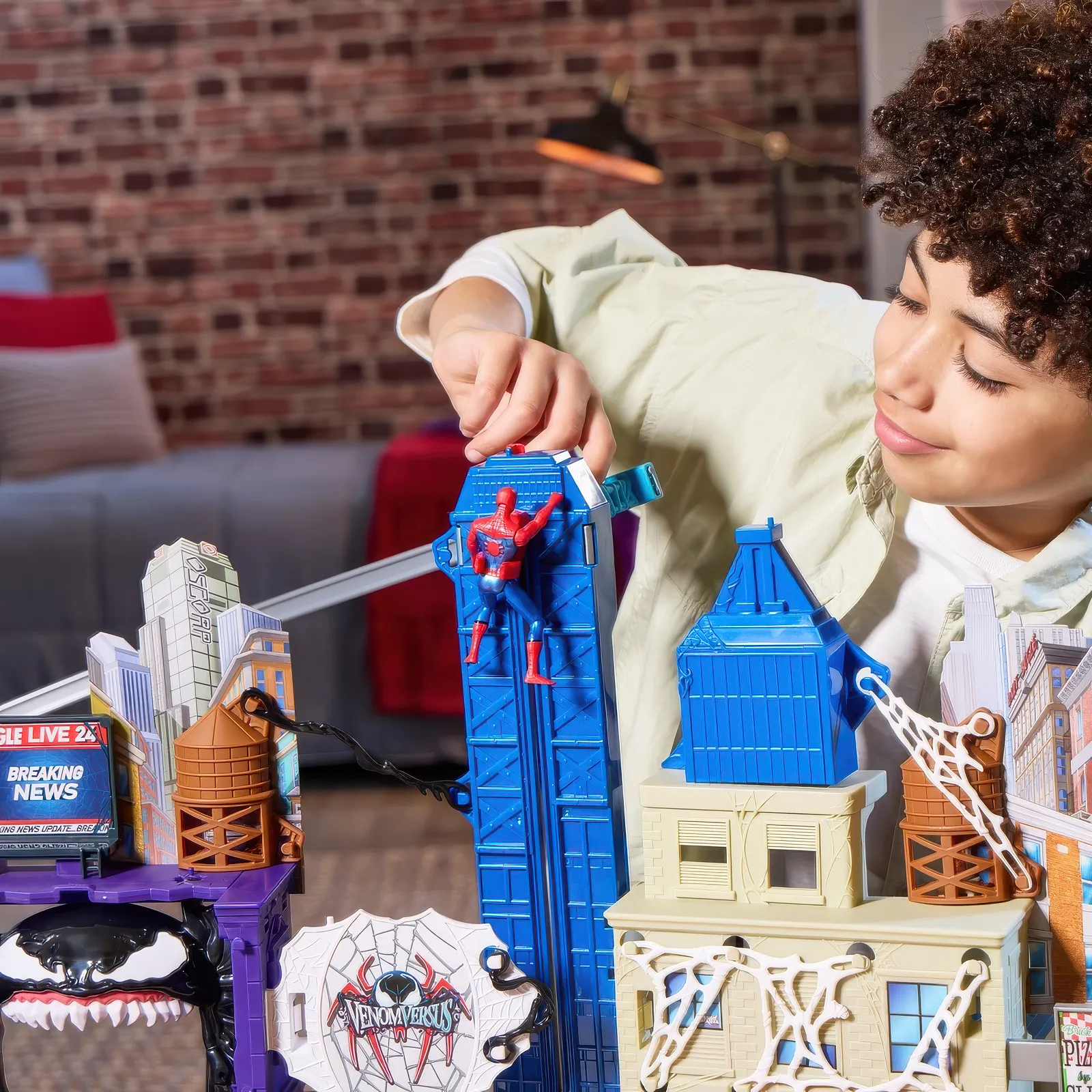 Marvel Spider-Man Venomversus Web Slinging City Playset - Image 8